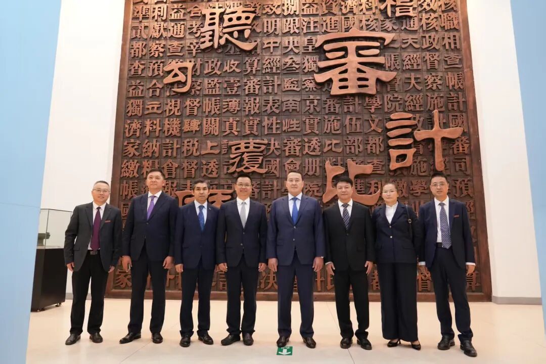 董必荣向远道而来的哈萨克斯坦审计院代